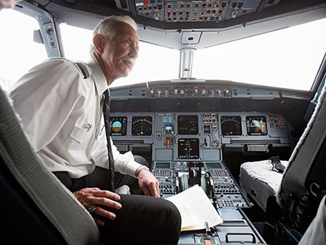 Cú hạ cánh để đời của cơ trưởng Sully Sullenberger: Chỉ tại một đàn chim - 1 Cơ trưởng Sully trong buồng lái chiếc Airbus 320.