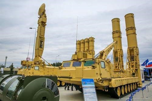 Tại sao Mỹ và phương Tây phản đối Nga triển khai S-300V4 tại Syria - 1 Tổ hợp tên lửa phòng không S-300VM. Ảnh: RIAN.