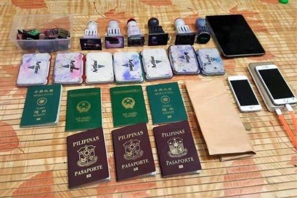 Malaysia phá vỡ các đường dây làm giả hộ chiếu Việt Nam - 1 Các tang vật bị thu giữ (Nguồn: thestar.com.my)