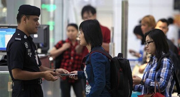 Ba phụ nữ Việt bị bắt ở Malaysia vì không có giấy tờ hợp pháp - 1 Kiểm tra giấy tờ của người nhập cư tại sân bay Kuala Lumpur. (Nguồn: AP)