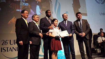 Nữ sinh Hải Dương đọc bức thư hay nhất thế giới trước đại diện 190 nước - 1 Tổng giám đốc UPU trao giải nhất cho Thu Trang.