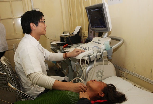 Choáng váng nhận "án tử" ung thư vì... hút thuốc lào - 1 Khám tầm soát ung thư tại Bệnh viện K Trung ương. Ảnh: D.L