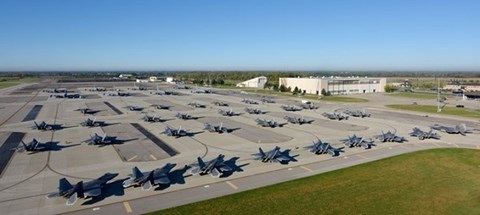 Xem tiêm kích tàng hình F-22 của Mỹ đi tránh bão Matthew - 1 Xem tiêm kích tàng hình F-22 của Mỹ đi tránh bão Matthew - 1