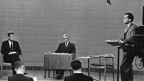 Tranh luận trên truyền hình – Nét đặc thù của bầu cử tổng thống Mỹ - 1 John F. Kennedy (trái) và Richard Nixon (phải) trong cuộc tranh luận trên truyền hình lần đầu tiên được tổ chức vào năm 1960. Ảnh: AP.