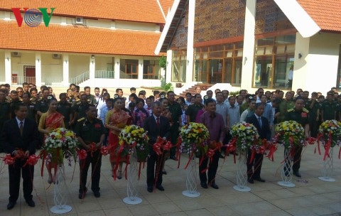 Khai mạc Triển lãm "Đường Hồ Chí Minh huyền thoại" trên đất Lào - 1 Lễ cắt băng khai mạc triển lãm.
