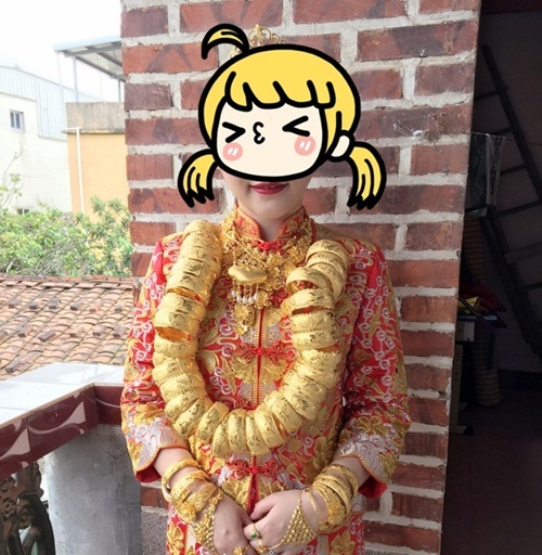 Cô dâu Trung Quốc đeo hàng chục kg vàng trong ngày cưới - 1 Cô dâu Trung Quốc đeo hàng chục kg vàng trong ngày cưới - 1