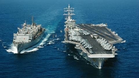 Mỹ sẽ chậm chân khi Địa Trung Hải có biến - 1 Tàu sân bay USS Dwight D. Eisenhower.