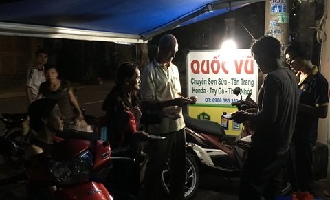 Chuyện tình kỳ lạ của vợ Việt, chồng Tây bán vé số - 1 Hai ông bà trên đường mưu sinh.