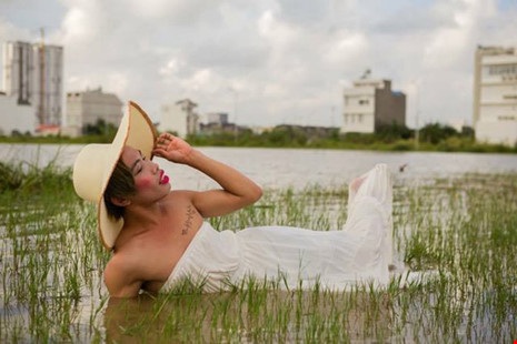 Càng chửi, trò lố càng biến thành tiền? - 1 Tùng Sơn nổi lên như một hiện tượng mạng trong hình ảnh công chúa Thủy Tề sau trận ngập ở TP.HCM vừa qua. Ảnh: TƯ LIỆU