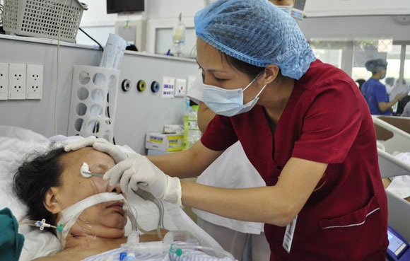 Nhiều đối tượng dễ “nghèo hóa” nếu không có BHYT cùng chi trả - 1 Ảnh khám chữa bệnh tại Bệnh viện Bạch Mai. Ảnh: BSCC