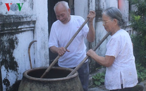 Mặn mòi nghề làm nước mắm Quan Lạn - 1 Cơ sở sản xuất nước mắm của cụ Vũ Thị Dược, thôn Thái Hoà - Quan Lạn nổi tiếng thơm ngon được nhiều du khách biết đến.