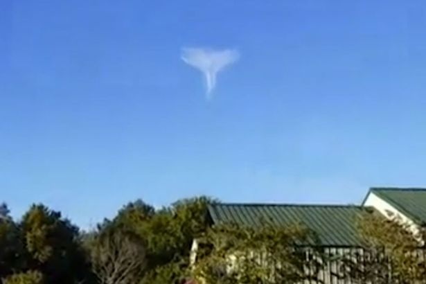 
Sau khi nhìn kĩ hơn, Cory nhận ra đám mây nhìn y như một thiên thần, với đôi cánh sải rộng và một khuôn mặt
