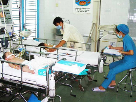 Con nguy kịch vì cha mẹ tự ý làm bác sĩ - 1 Trẻ bị ngộ độc thuốc đang được chăm sóc tại BV Nhi đồng 1 (TP.HCM). Ảnh: TN