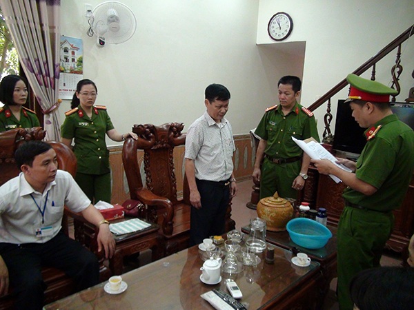 Khởi tố bắt giam 2 lãnh đạo công ty xổ số Hà Giang - 1 Cơ quan Cảnh sát điều tra đọc lệnh bắt và dẫn giải ông Bùi Hoài Cận