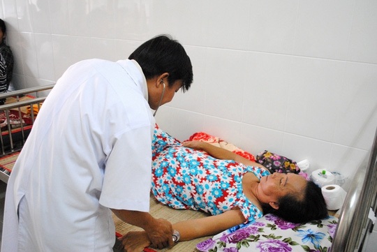 Suýt liệt vì đi chữa bệnh bằng...giẫm đạp - 1 Bà Năm đang được điều trị tại Bệnh viện đa khoa Sa Đéc