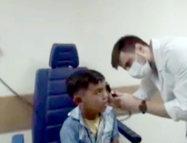 Bác sĩ kinh hoàng gắp ra 14 con dòi trong tai bệnh nhân - 1
Mehmet Elmaz, 7 tuổi, đến bệnh viện kiểm tra vì bị đau tai suốt 10 ngày