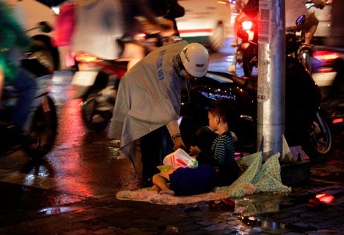 “Kỹ nghệ” ăn xin - 1 Hai đứa trẻ xin tiền ở ngã tư Cách Mạng Tháng Tám - NguyễnThị Minh Khai (giáp ranh quận 1 và quận 3, TP HCM) Ảnh: Quốc Chiến