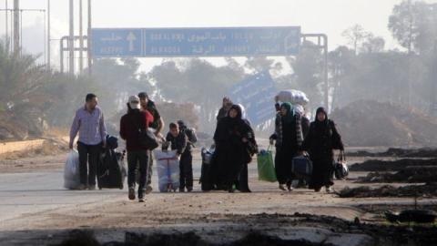Phiến quân dùng khí độc, dân muốn rời Aleppo phải đút lót - 1
Dân thường ở Aleppo phải đút lót 300USD để được phiến quân cho ra khỏi thành phố.