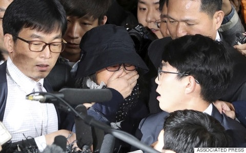 Choi Soon-sil có thể khiến Tổng thống Park Geun-hye “thân bại danh liệt” - 1 Bà Choi Soon-sil che mặt khóc trước đám đông phóng viên có mặt bên ngoài văn phòng công tố Seoul. Ảnh: AP