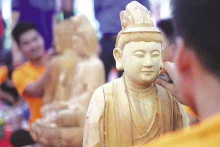 Làng tạc tượng Vũ Lăng: Tinh hoa bàn tay người thợ - 1 Theo sử sách, nghề tạc tượng gỗ đã bắt đầu xuất hiện từ TK XVI và nghề ở đây cứ cha truyền, con nối đến tận bây giờ. Tượng gỗ Vũ Lăng đã xuất hiện khắp cả đất Bắc. Sau một thời gian bị gián đoạn, khoảng từ năm 1985-1987, nghề tạc tượng mới được khôi phục. Ngày nay nghề truyền thống đã tạo công ăn việc làm cho nhiều thế hệ thanh niên.