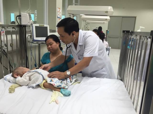 Bí quyết chiến đấu với bệnh hô hấp khi trời trở lạnh - 1 Trẻ nhò nhập viện do mắc các bệnh đường hô hấp khi trời trở lạnh