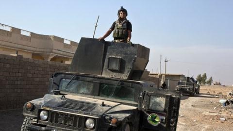 Liên quân Mỹ rầm rập vào Mosul, Aleppo vắng Nga không kích - 1 Lực lượng Iraq tiến vào ngôi làng Bazwaya. Ảnh: AP