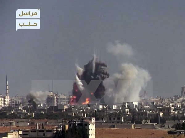 Syria: Lực lượng nổi dậy nã rocket vào tuyến đường sơ tán ở Aleppo - 1 Khói bốc lên sau một vụ đánh bom liều chết nhằm vào vị trí quân đội Chính phủ ở phía Tây Aleppo, Syria ngày 3/11. (Nguồn: AP/TTXVN)