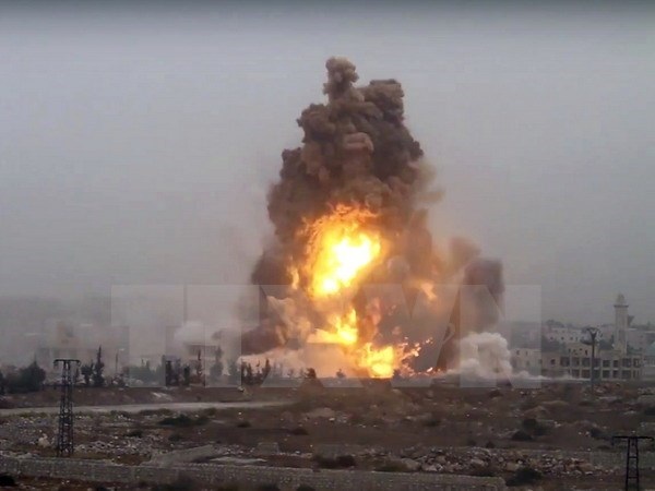 Syria: 6 năm binh đao - vì sao nên nỗi? - 1 Khói bốc lên tại khu vực giao tranh giữa quân đội Chính phủ và lực lượng nổi dậy ở tây nam Aleppo ngày 28/10. (Nguồn: AP/Thiqa News Agency/TTXVN)
