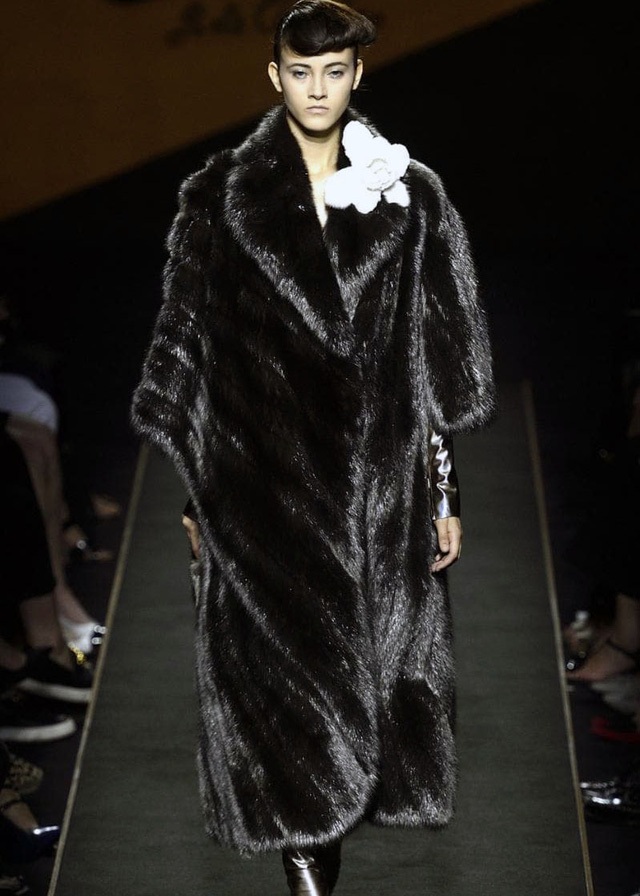 Fendi - Đế chế tiền tỉ xứ Roma - 1 Để tăng độ bắt sáng và tạo nét mới mẻ cho chiếc áo lông, Karl Lagerfeld đã phủ bạc tinh khiết lên từng chiếc lông trên áo. Hiệu ứng ánh sáng kim loại tạo vẻ thời thượng cho thiết kế những vẫn đảm bảo nét mềm mại của lông.