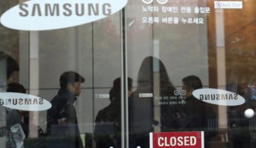 Bê bối "bạn thân" Tổng thống Hàn: Văn phòng Samsung bị đột kích - 1 Nhà báo xuất hiện tại trụ sở chính của Samsung Electronics ở Seoul hôm 8-11. Ảnh: EPA