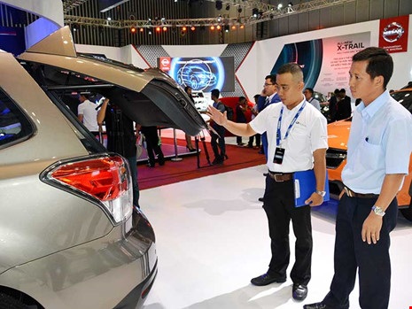 Ô tô ồ ạt "chạy" thuế nhưng vẫn… không thoát ! - 1
Khách hàng tìm mua xe tại triển lãm ô tô vừa diễn ra tại TP.HCM. Ảnh: QH