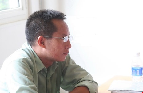 Bắt kẻ mạo danh nhà báo đâm người tại hội nghị - 1 Công an đang tạm giữ Hoàng Phạm Mạnh Tùng.