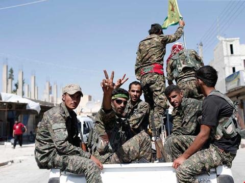 Thổ Nhĩ Kỳ đòi trao lại Raqqa - 1 Các lực lượng dân chủ Syria (FDS) tại Raqqa. Ảnh: News.ru