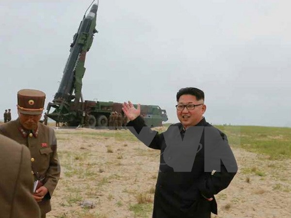 Nhà lãnh đạo Triều Tiên Kim Jong-un thị sát một vụ phóng thử tên lửa tầm trung Musudan tại thành phố Wonsan ở bờ biển phía đông Triều Tiên. (Ảnh: Yonhap/TTXVN)