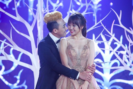 Trấn Thành và Hari Won bị fan bóc mẽ tình tứ “làm màu” - 1 Trấn Thành và Hari Won bị fan bóc mẽ tình tứ “làm màu” - 1