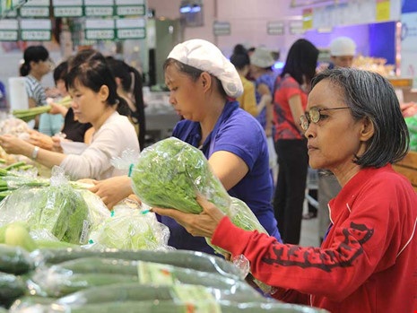 Miễn thuế, hàng Trung Quốc tràn vào Việt Nam - 1
Hàng Việt chất lượng cao, an toàn thì không sợ hàng Trung Quốc. Trong ảnh: Người tiêu dùng mua nông sản sạch tại một siêu thị ở TP.HCM. Ảnh: HOÀNG GIANG