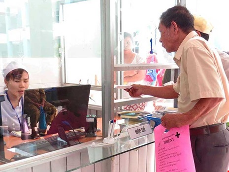 Quỹ BHYT có nguy cơ mất cân đối sau 2018 - 1 Người dân nộp sổ khám BHYT tại BV Củ Chi (TP.HCM). Ảnh: HÀ PHƯỢNG