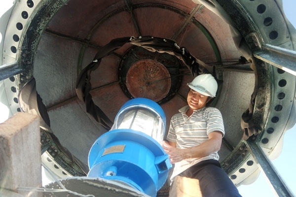 Tâm tình những người gác đèn biển Trường Sa - 1
Công nhân Vương Văn Hưng bảo dưỡng, lau đèn biển Đá Lát