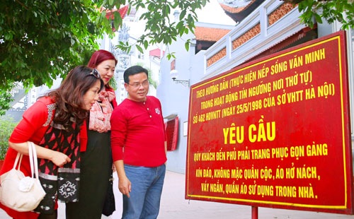 Bài đầu: Lỗi ứng xử, hành vi lệch chuẩn - 1
Khi đến tham quan các di tích, địa điểm vui chơi công cộng, người dân và du khách cần đọc và tuân thủ nghiêm các quy định về ứng xử. Ảnh: Anh Tuấn