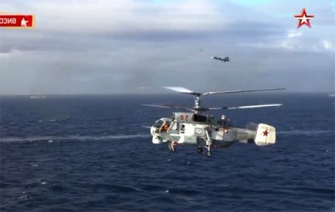 Vì sao Su-33 tấn công từ tàu sân bay tại Syria? - 1 Tiêm kích Su-33 chuẩn bị hạ cánh xuống tàu Đô đốc Kuznetsov