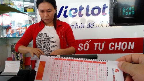 Vietlott bị tố sai phạm, Bộ Tài chính yêu cầu chấn chỉnh bán vé số - 1
Vé xổ số tự chọn điện toán đang lấn át vé xổ số truyền thống (ảnh: Lương Bằng)