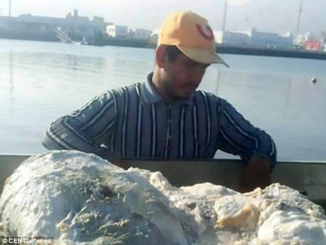 Kéo lưới vớ được tảng chất nôn cá voi giá 57 tỷ đồng - 1 Khalid vớt được khối chất nôn cá voi nặng 60kg.