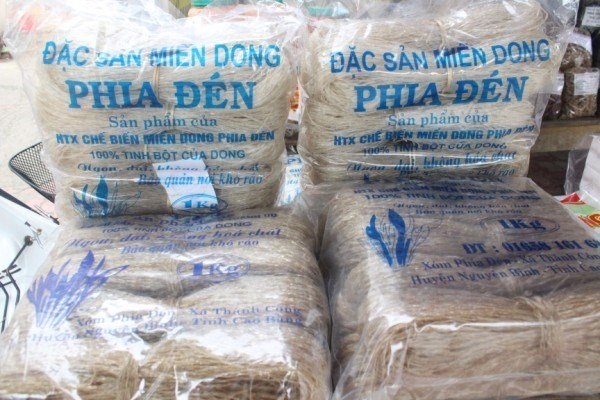 Buôn cả "kho" miến dong Tết: Lãi 15 triệu đồng, vợ chồng cãi nhau - 1 Chị Minh bỏ tiền ôm miến dong, hy vọng lãi được ít tiền tiêu Tết