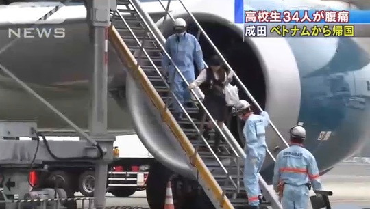Kết luận mới nhất vụ đoàn học sinh Nhật Bản ngộ độc - 1 Lực lượng chức năng Nhật Bản tiếp cận máy bay sau khi hạ cánh xuống sân bay Narita, Tokyo - Ảnh: ANN News