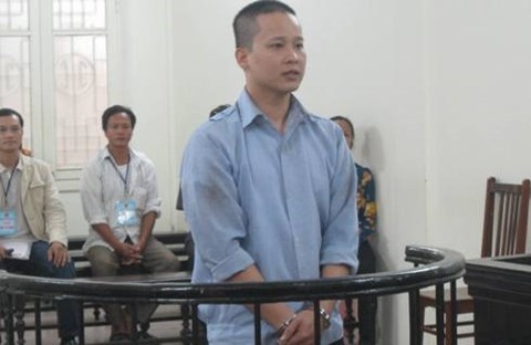 Đóng giả đi tìm việc: Nam thanh niên áp dụng chiêu lừa không giống ai - 1
Bùi Quốc Tuấn tại phiên tòa phúc thẩm