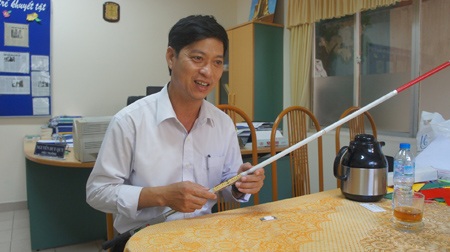 Nhà giáo nâng bước cho học sinh khuyết tật - 1 Thầy Nguyễn Duy Quy với chiếc gậy dò đường thông minh dành cho người khiếm thị. Ảnh: VGP/Minh Trang