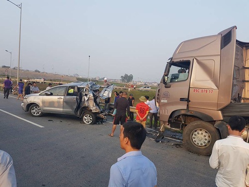 Tai nạn thảm khốc trên cao tốc, 10 người thương vong - 1 Hiện trường vụ tai nạn thảm khốc trên cao tốc Hà Nội-Thái Nguyên khiến 10 người thương vong - Ảnh: Otofun