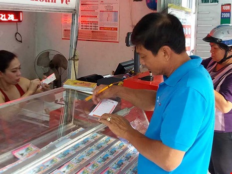 Đại lý vé số kiểu Mỹ: Không dễ ăn - 1 Vé số kiểu Mỹ đang thu hút nhiều người chơi. Ảnh: HTD