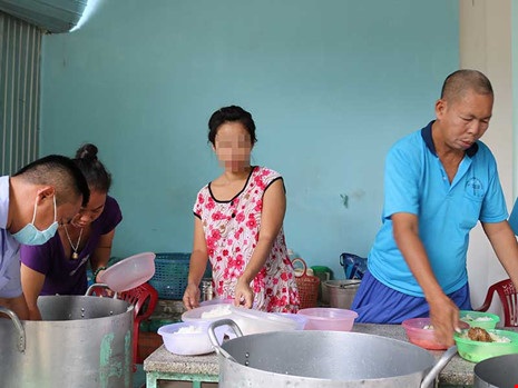 Thế giới của những người mẹ điên - 1 Chị Nguyễn Thị Liên (giữa) đã bỏ trốn sau khi sinh con nhưng lại được đưa vào trung tâm để điều trị. Những khi tỉnh táo hiếm hoi, chị mới nhớ về con của mình. Ảnh: THANH TUYỀN
