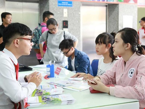 Đa dạng phương thức tuyển sinh 2017 - 1 Thí sinh tìm hiểu thông tin tuyển sinh vào các trường đại học, cao đẳng năm 2016. (Ảnh: An Nhiên)